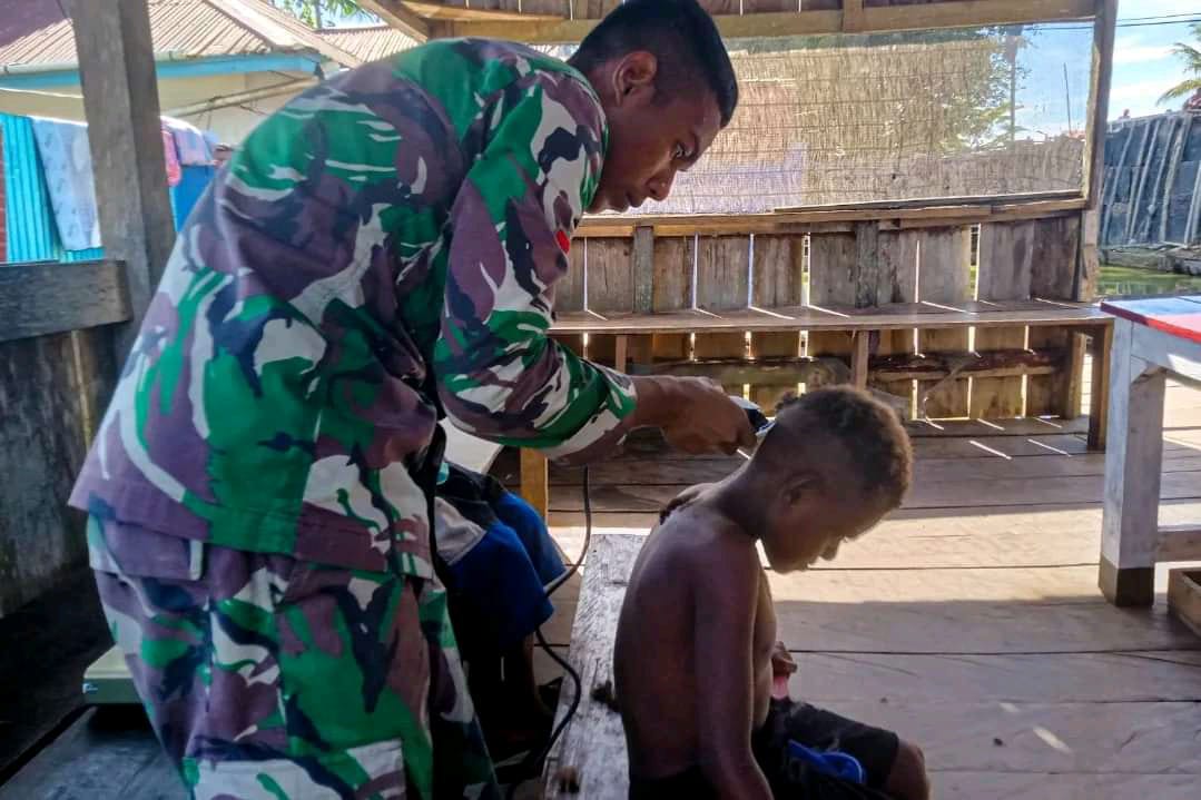 Anak-Anak Banggabeak Sambut Gembira Pangkas Rambut Gratis Satgas Habema