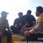 Bhabinkamtibmas Pulau Pramuka Himbau Nelayan Waspadai Cuaca Buruk dan Gunakan Life Jacket