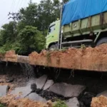 Jalan Lintas Sumatera Kilometer 6 Dharmasraya Terancam Ambruk