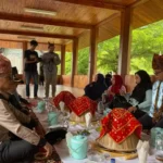 SIMPANG AMPEK – Balai Konservasi Sumber Daya Alam (BKSDA) Sumatera Barat Wilayah I Pasaman mengevakuasi tapir yang masuk ke dalam kolam Balai Benih Ikan (BBI) Sukomananti, Kecamatan Pasaman, Kabupaten Pasaman Barat (Pasbar), Kamis (12/12).  Kepala BKSDA Sumbar Wilayah I Pasaman, Ade Putra, menjelaskan laporan terkait keberadaan satwa tersebut diterima pukul 09.30 WIB. Sesampainya di lokasi BBI Pasbar, proses evakuasi berlangsung selama beberapa jam.  “Setelah menerima laporan, kami segera berangkat dari Lubuk Sikaping. Awalnya, kami berasumsi bahwa tapir ini tidak terlalu agresif sehingga penangkapan bisa dilakukan menggunakan jaring seperti biasa. Namun, lokasi berupa area berbahan semen cukup membahayakan bagi satwa langka tersebut. Oleh karena itu, kami harus mengubah strategi evakuasi,” ujar Ade.  Proses evakuasi dilakukan hati-hati setelah tim menemukan adanya bekas luka pada tubuh tapir. Hal ini mengindikasikan satwa pemalu yang biasanya menjauh dari manusia ini kemungkinan merasa terancam oleh keramaian di sekitarnya. Baca juga: Tegas! Polres Pasbar Musnahkan 30 Kg Ganja Kering di Hadapan Tersangka Lebih lanjut, Ade menambahkan tapir dewasa tersebut, yang diperkirakan berusia 10 tahun dengan jenis kelamin betina, akan dibawa ke kantor BKSDA untuk observasi.  “Jika diperlukan perawatan lebih lanjut, maka kami akan melakukan rehabilitasi terlebih dahulu. Jika sudah layak dilepasliarkan, maka satwa ini akan dilepas di wilayah konservasi,” ungkapnya. (r)