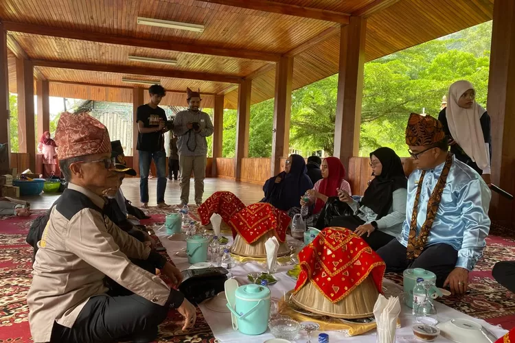SIMPANG AMPEK – Balai Konservasi Sumber Daya Alam (BKSDA) Sumatera Barat Wilayah I Pasaman mengevakuasi tapir yang masuk ke dalam kolam Balai Benih Ikan (BBI) Sukomananti, Kecamatan Pasaman, Kabupaten Pasaman Barat (Pasbar), Kamis (12/12).  Kepala BKSDA Sumbar Wilayah I Pasaman, Ade Putra, menjelaskan laporan terkait keberadaan satwa tersebut diterima pukul 09.30 WIB. Sesampainya di lokasi BBI Pasbar, proses evakuasi berlangsung selama beberapa jam.  “Setelah menerima laporan, kami segera berangkat dari Lubuk Sikaping. Awalnya, kami berasumsi bahwa tapir ini tidak terlalu agresif sehingga penangkapan bisa dilakukan menggunakan jaring seperti biasa. Namun, lokasi berupa area berbahan semen cukup membahayakan bagi satwa langka tersebut. Oleh karena itu, kami harus mengubah strategi evakuasi,” ujar Ade.  Proses evakuasi dilakukan hati-hati setelah tim menemukan adanya bekas luka pada tubuh tapir. Hal ini mengindikasikan satwa pemalu yang biasanya menjauh dari manusia ini kemungkinan merasa terancam oleh keramaian di sekitarnya. Baca juga: Tegas! Polres Pasbar Musnahkan 30 Kg Ganja Kering di Hadapan Tersangka Lebih lanjut, Ade menambahkan tapir dewasa tersebut, yang diperkirakan berusia 10 tahun dengan jenis kelamin betina, akan dibawa ke kantor BKSDA untuk observasi.  “Jika diperlukan perawatan lebih lanjut, maka kami akan melakukan rehabilitasi terlebih dahulu. Jika sudah layak dilepasliarkan, maka satwa ini akan dilepas di wilayah konservasi,” ungkapnya. (r)