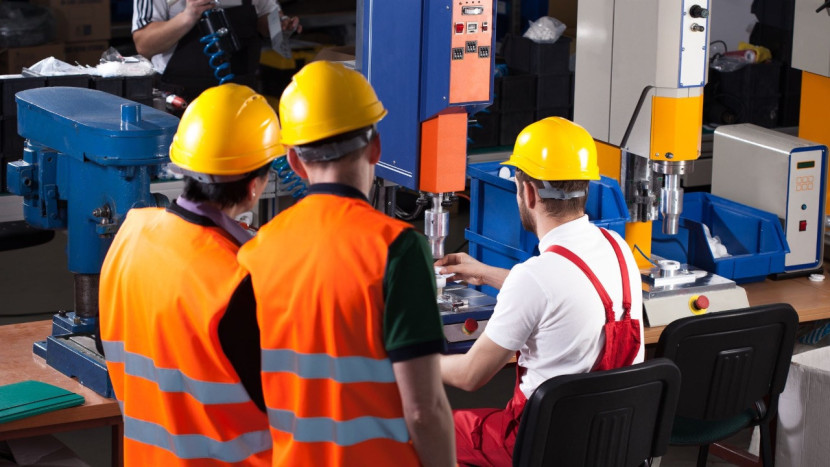 Mendukung Langkah Strategis Pemerintah Cegah PHK