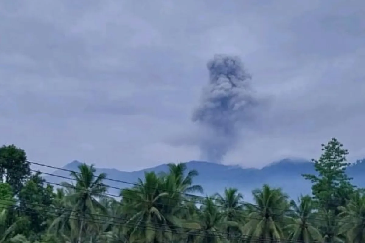 Gunung Dukono meletus Kamis pagi, semburkan abu setinggi 1.550 meter