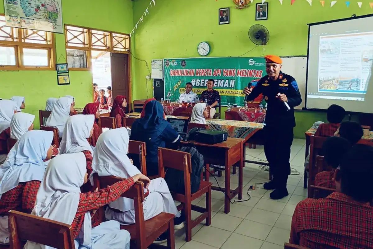 KAI Semarang Intensif Sosialisasi Keselamatan Perlintasan ke Pelajar