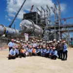 Oleh: Zhafran Goldwin)  Indonesia sedang memasuki babak penting dalam perjalanan membangun kemandirian ekonomi melalui hilirisasi sumber daya mineral. Salah satu tonggak strategisnya berada di Gresik, Jawa Timur, melalui penguatan fasilitas pengolahan dan pemurnian tembaga milik PT Freeport Indonesia (PTFI). Kehadiran smelter Freeport di kawasan Java Integrated Industrial and Port Estate (JIIPE), Manyar, bukan sekadar membangun fasilitas industri, tetapi menjadi simbol bahwa Indonesia semakin berani mengubah kekayaan alam menjadi kekuatan ekonomi di dalam negeri.  banner 336×280 Presiden RI, Prabowo Subianto menegaskan bahwa hilirisasi merupakan langkah strategis untuk meningkatkan nilai tambah sumber daya alam agar manfaatnya dapat dirasakan langsung oleh masyarakat. Menurutnya, hilirisasi adalah jalan menuju kebangkitan dan kemajuan bangsa Indonesia. Ia menilai pembangunan hilirisasi merupakan proyek besar dan bersejarah bagi Indonesia.  Pandangan tersebut sejalan dengan perkembangan industri pengolahan tembaga di Gresik. PT Freeport Indonesia memastikan smelter Manyar di kawasan JIIPE, Gresik, Jawa Timur, mulai memproduksi katoda tembaga pada September 2026. Presiden Direktur PTFI Tony Wenas mengatakan operasional produksi tersebut berjalan tepat waktu sesuai dengan jadwal yang telah direncanakan sebelumnya.  Kepastian produksi katoda tembaga ini menjadi momentum penting bagi agenda hilirisasi nasional. Smelter Manyar tidak hanya menjadi fasilitas pengolahan mineral, tetapi juga menjadi bukti bahwa Indonesia mulai membangun kemampuan untuk mengolah kekayaan alamnya sendiri hingga menghasilkan produk bernilai tambah.  Menurut Tony Wenas, pasokan konsentrat tembaga dikumpulkan terlebih dahulu hingga mencapai volume yang cukup sebelum dimasukkan ke dalam tungku atau furnace. Pengoperasian smelter dilakukan secara bertahap dan tidak langsung berjalan dalam kapasitas penuh. Pada tahap awal, operasional berada di bawah 30 persen. Setelah tahap awal tersebut, kapasitas produksi akan terus ditingkatkan secara bertahap.  PTFI menargetkan Smelter Manyar dapat mencapai kapasitas produksi 100 persen pada akhir 2027. Tahapan tersebut menunjukkan bahwa pembangunan industri berskala besar membutuhkan proses panjang, mulai dari kesiapan fasilitas, kesinambungan pasokan bahan baku, hingga stabilitas proses produksi. Smelter Manyar dibangun dengan nilai investasi sekitar US$3,7 miliar atau setara Rp58 triliun.  Nilai investasi tersebut menjadikannya salah satu proyek hilirisasi mineral terbesar yang pernah digarap pihak swasta di Indonesia. Fasilitas ini memiliki kapasitas pengolahan hingga 1,7 juta ton konsentrat tembaga per tahun. Selain menghasilkan katoda tembaga, smelter tersebut dilengkapi Precious Metal Refinery berkapasitas 6.000 ton per tahun untuk mengekstraksi emas, perak, dan berbagai mineral ikutan lainnya.  Kehadiran fasilitas tersebut memperlihatkan bahwa hilirisasi bukan sekadar slogan pembangunan. Ada investasi besar, teknologi, tenaga kerja, serta infrastruktur industri yang dibangun untuk mengubah komoditas tambang menjadi produk bernilai ekonomi lebih tinggi. Bagi Indonesia, langkah tersebut menjadi semakin strategis karena tembaga merupakan salah satu mineral penting dalam perkembangan industri modern.  Tembaga digunakan dalam sektor kelistrikan, elektronik, konstruksi, kendaraan listrik, energi terbarukan, hingga berbagai kebutuhan industri strategis. Dengan menguasai proses pemurnian dan pengembangan produk turunannya, Indonesia memiliki peluang lebih besar untuk membangun rantai pasok industri di dalam negeri.  Lebih jauh, hilirisasi juga membuka peluang berkembangnya industri turunan. MIND ID melalui Freeport Indonesia telah bersinergi dengan PINDAD untuk mengoptimalkan katoda tembaga sebagai bahan baku produksi brass cup. Rencana pengembangan berikutnya mencakup fasilitas produksi batang dan kawat tembaga serta pipa tembaga. Rangkaian tersebut memperlihatkan bahwa hilirisasi tidak berhenti pada pembangunan smelter. Tujuan akhirnya adalah menciptakan ekosistem industri yang semakin panjang dan terintegrasi, sehingga nilai ekonomi sumber daya alam dapat dinikmati lebih besar oleh Indonesia.  Dampaknya pun tidak hanya berkaitan dengan penerimaan negara. Pertumbuhan industri pengolahan dan manufaktur turunan berpotensi menciptakan lapangan kerja, meningkatkan aktivitas ekonomi daerah, mendorong transfer teknologi, serta membuka peluang bagi tumbuhnya industri pendukung nasional. Ketika sumber daya alam tidak lagi berhenti sebagai komoditas yang keluar dari Indonesia, tetapi diolah menjadi produk industri, maka nilai tambah dan manfaat ekonominya dapat semakin banyak berputar di dalam negeri.  Smelter Manyar juga menunjukkan keberanian Indonesia untuk mengambil peran yang lebih besar dalam rantai pasok mineral global. Negara dengan cadangan sumber daya alam yang besar tidak cukup hanya menjadi pemasok bahan mentah. Indonesia harus memiliki kemampuan mengolah, memurnikan, mengembangkan produk turunan, serta menghubungkan sektor pertambangan dengan industri manufaktur. Karena itu, dimulainya produksi katoda tembaga di Smelter Manyar pada September 2026 layak dipandang sebagai salah satu tonggak penting perjalanan hilirisasi nasional.  Dengan investasi besar, kapasitas pengolahan yang signifikan, serta rencana peningkatan produksi hingga 100 persen pada akhir 2027, proyek ini membawa pesan kuat bahwa Indonesia sedang membangun fondasi industri yang lebih mandiri. Hilirisasi tembaga di Gresik pada akhirnya bukan sekadar tentang Freeport, smelter, atau produksi katoda. Ini adalah tentang arah baru pembangunan ekonomi Indonesia: mengubah kekayaan alam menjadi kekuatan industri, menciptakan nilai tambah di dalam negeri, dan memastikan manfaat sumber daya nasional dapat dirasakan lebih luas oleh masyarakat.  )* Pengamat Kebijakan Publik