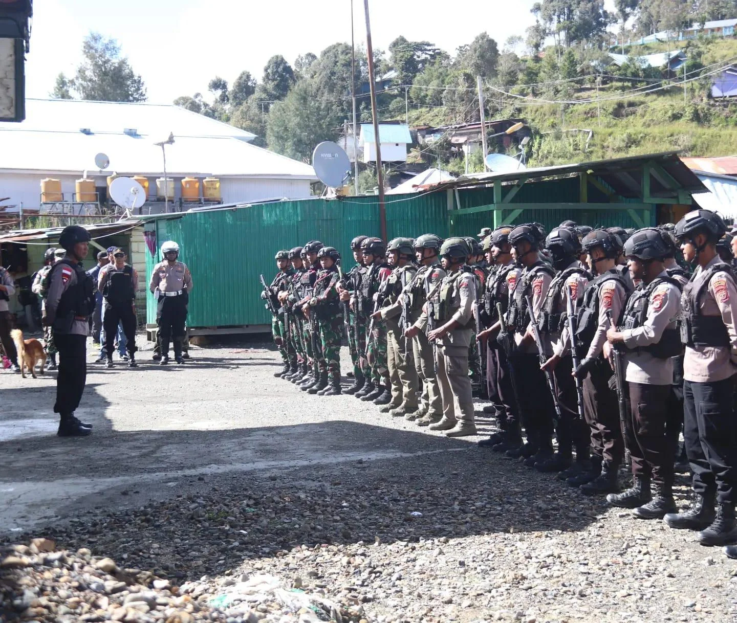 MIMIKA — Pemerintah bersama aparat keamanan terus memperkuat upaya perlindungan masyarakat di Distrik Jila, Kabupaten Mimika, Papua Tengah, menyusul dugaan penyanderaan sejumlah warga oleh kelompok bersenjata. Langkah tersebut menjadi bagian dari komitmen menjaga keselamatan warga sekaligus memastikan situasi keamanan tetap kondusif sehingga aktivitas masyarakat dan pembangunan dapat berlangsung secara berkelanjutan.  Panglima Kodam XVII/Cenderawasih Mayjen TNI Febriel Buyung Sikumbang mengatakan TNI telah menerima informasi mengenai dugaan penyanderaan tersebut. Aparat masih melakukan pengumpulan data dan informasi untuk memastikan kondisi di lapangan sebelum menentukan langkah pencarian.  banner 336×280 “Kita sudah menerima informasi itu, tetapi masih dilakukan pengumpulan data untuk mengambil langkah pencarian terhadap warga yang dibawa kelompok bersenjata,” kata Febriel di Jayapura.  Menurut Febriel, Komandan Korem 173/PVB telah berada di Mimika untuk berkoordinasi dengan keluarga warga dan Pemerintah Kabupaten Mimika. Koordinasi tersebut dilakukan untuk memastikan penanganan berlangsung terpadu serta memberikan ketenangan kepada keluarga.  “Kemarin Danrem sudah bertemu keluarga dan meminta untuk tetap tenang. Kemudian Danrem juga akan bertemu Pemkab Mimika untuk mengambil langkah penanganan,” ujarnya.  Respons keamanan juga diperkuat Satgas Damai Cartenz 2026. Kasatgas Damai Cartenz-2026 Irjen Faizal Ramadhani mengatakan personel telah dikirim ke Jila untuk memastikan informasi mengenai dugaan penyanderaan sekaligus melakukan penyelidikan.  “Kita hari ini kirim anggota ke Distrik Jila. Untuk kelompoknya kita sedang lidik,” kata Faizal.  Anggota Komisi XIII DPR Mafirion mendorong pemerintah bersama TNI dan Polri memastikan keselamatan warga. Ia menilai langkah penanganan perlu dilakukan secara cepat, presisi, dan terukur agar proses penyelamatan tetap mengutamakan keamanan korban.  Sementara itu, Ketua Bidang Organisasi dan Kaderisasi DPN PERMAHI Moh Sahrul Lakoro menekankan pentingnya perlindungan warga sipil. “Negara terus hadir memastikan masyarakat memperoleh rasa aman. Setiap langkah harus mengutamakan keselamatan warga dan dilakukan secara profesional,” ujarnya.  Kondisi geografis Jila yang berada di kawasan pegunungan menjadi tantangan tersendiri dalam pengerahan personel. Namun, koordinasi lintas institusi terus diperkuat untuk memastikan penanganan berjalan optimal.  Keamanan yang terjaga menjadi fondasi penting bagi pembangunan Papua. Dengan sinergi pemerintah, aparat keamanan, dan masyarakat, situasi di Jila diharapkan segera kondusif sehingga warga dapat kembali menjalankan aktivitas secara aman, tenang, dan produktif. (*)