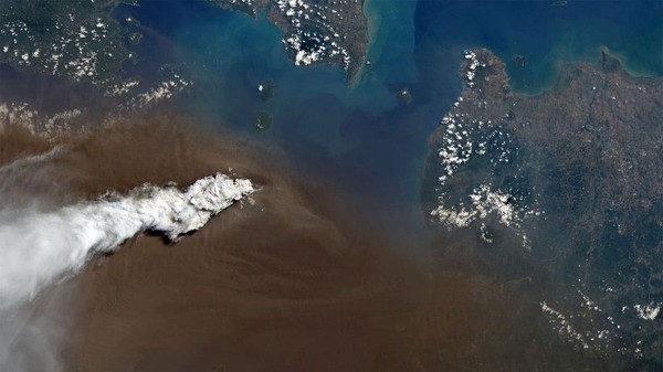 Pemerintah Bergerak Tangani Erupsi Anak Krakatau